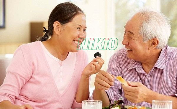 Ăn tỏi đen trực tiếp và đúng cách rất tốt cho sức khỏe người bệnh