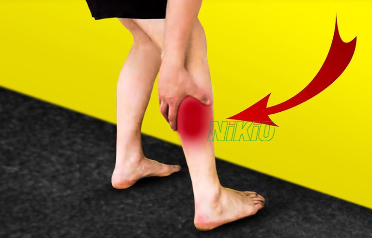 Bị căng cơ bắp chân cần vận động nhẹ nhàng và uống đủ nước mỗi ngày