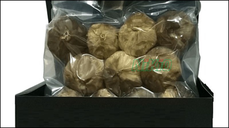 Cho tỏi đen vào túi và hút chân không là cách tốt nhất để tỏi đen tránh ẩm mốc 