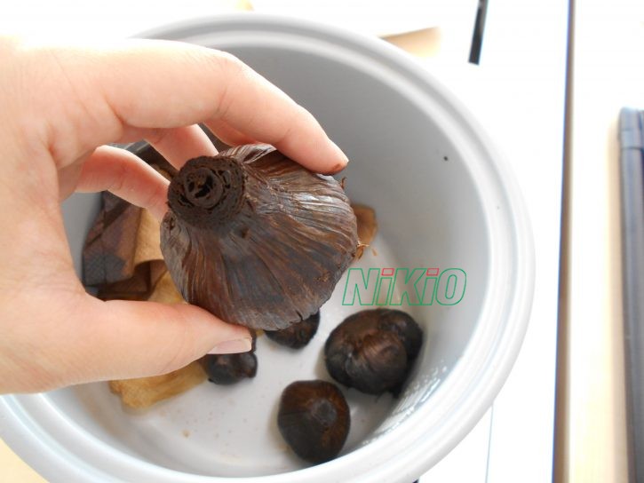 Làm tỏi đen bằng nồi cơm điện tiết kiệm điện thời gian vẫn đảm bảo chất lượng 