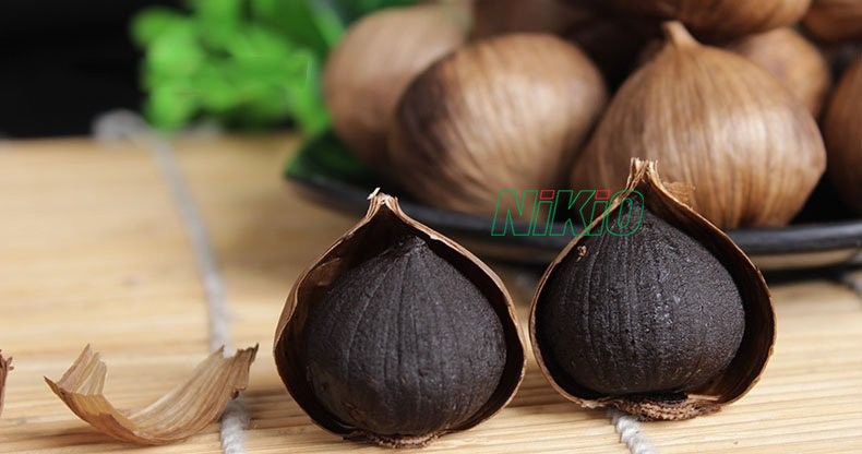 Sử dụng tỏi đen ăn trực tiếp vào buổi sáng rất phổ biến giúp hấp thu dưỡng chất 