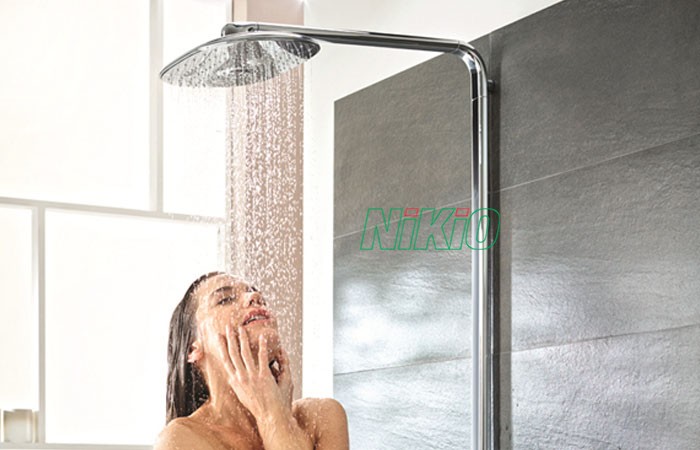 Tắm nước nóng bằng vòi sen làm dịu cơn đau nhức căng cơ bắp chân