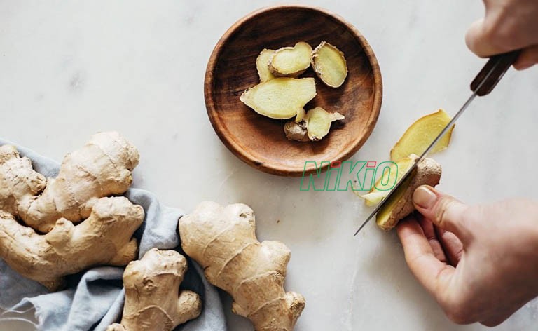 Đắp gừng trực tiếp lên đầu gối là cách giúp chữa đau khớp gối hiệu quả nhất 