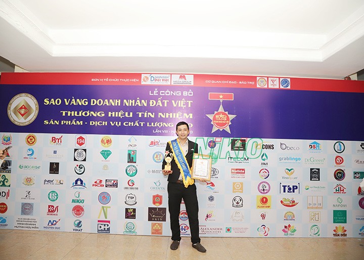 ceo nguyễn minh lên nhận cúp và chứng nhận