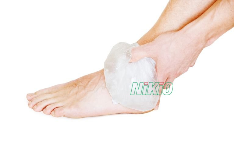 Chườm lạnh trong 20 phút sẽ giúp giảm sưng mắt cá chân hiệu quả 