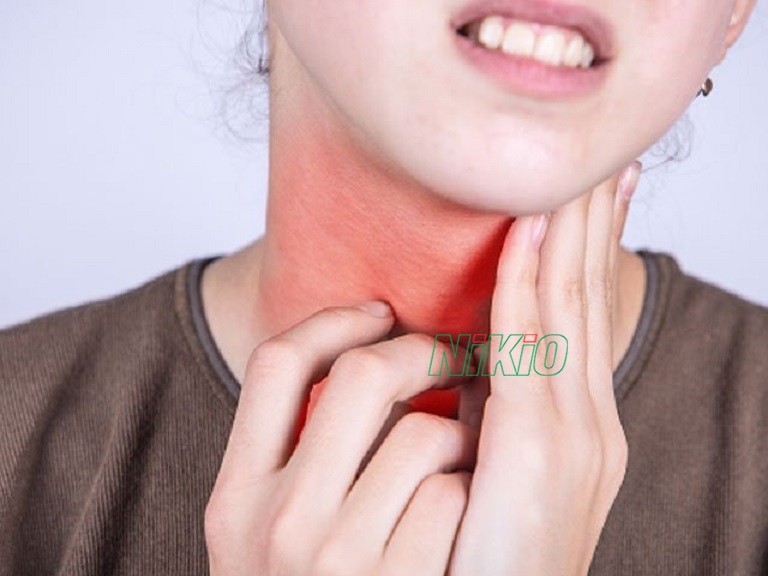 Đau dưới cằm bên trái sẽ có biểu hiện ho mãn tính và sưng tấy xung quanh