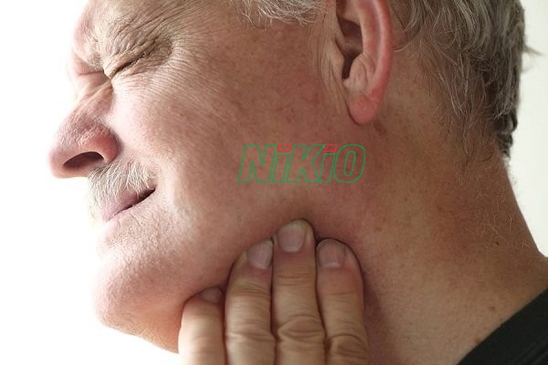 Đau dưới cằm bên trái sẽ có dấu hiệu bị viêm họng và đau họng