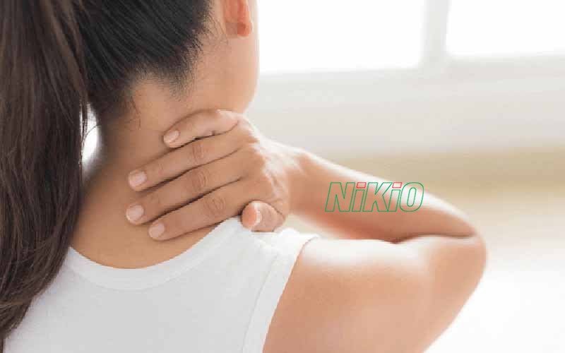 Đau vai gáy phải cần tránh làm việc nặng và làm việc quá sức