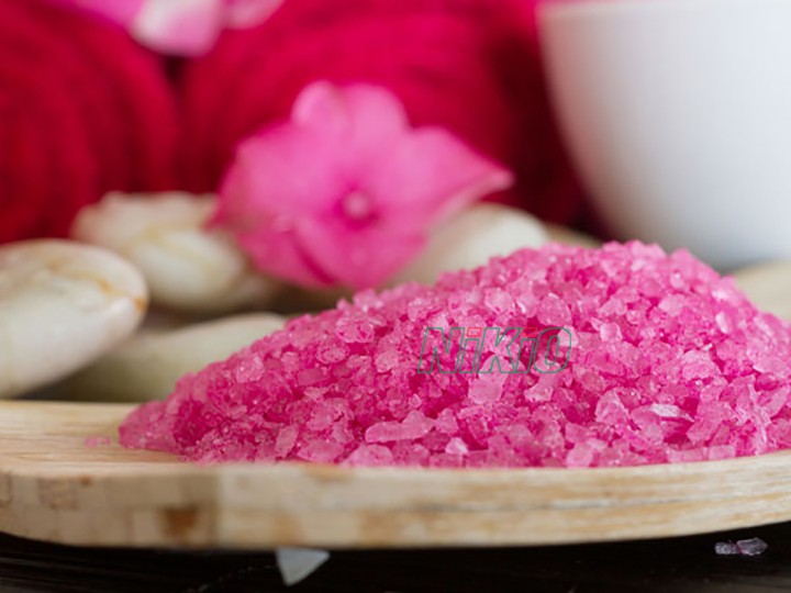 Dùng muối Epsom ngâm chân là cách giúp giảm đau phía dưới mắt cá chân