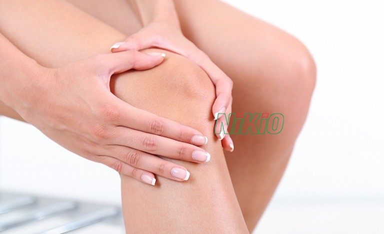 Dùng ngón tay và ấn xuống đầu gối là cách giúp chữa đau đầu gối hiệu quả 