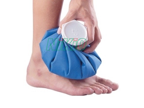 Đứng nhiều đau chân nên khắc phục bằng phương pháp chườm lạnh