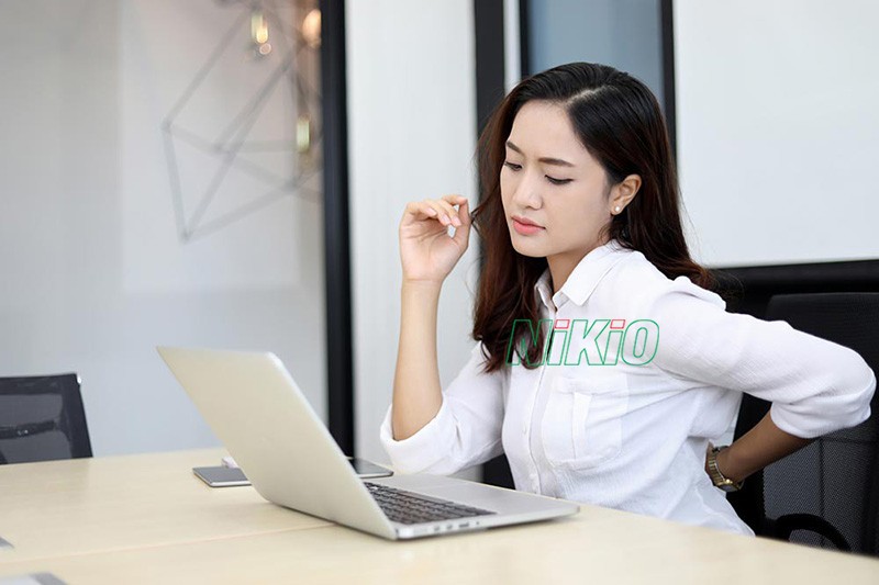 Hiện tượng đau vai gáy phải là do làm việc quá sức và ngồi sai tư thế