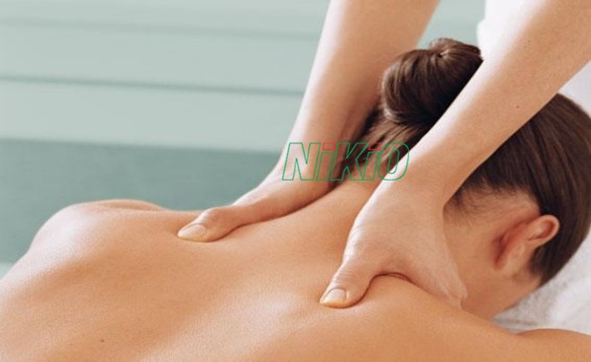 Mát xa cổ giúp thuyên giảm căng thẳng và chống chảy xệ vùng cổ hiệu quả 