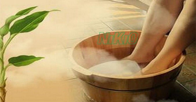 Ngâm chân trong nước ấm là cách giúp giảm đau chân khi đi lại hiệu quả 