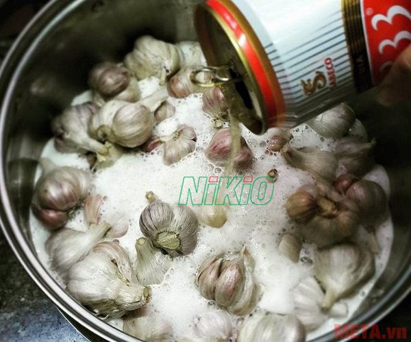 Ngâm tỏi với bia khoảng 30 phút để tỏi hấp thụ men vi sinh của bia