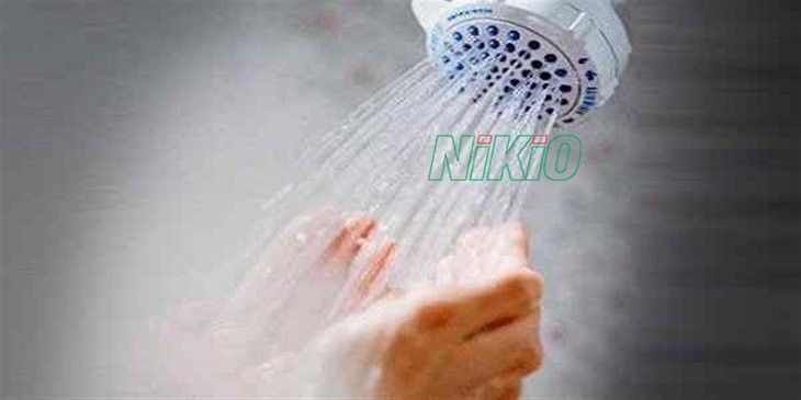 Tắm nước nóng vòi sen sẽ giúp thư giãn đốt cháy lượng mỡ thừa nhanh chóng