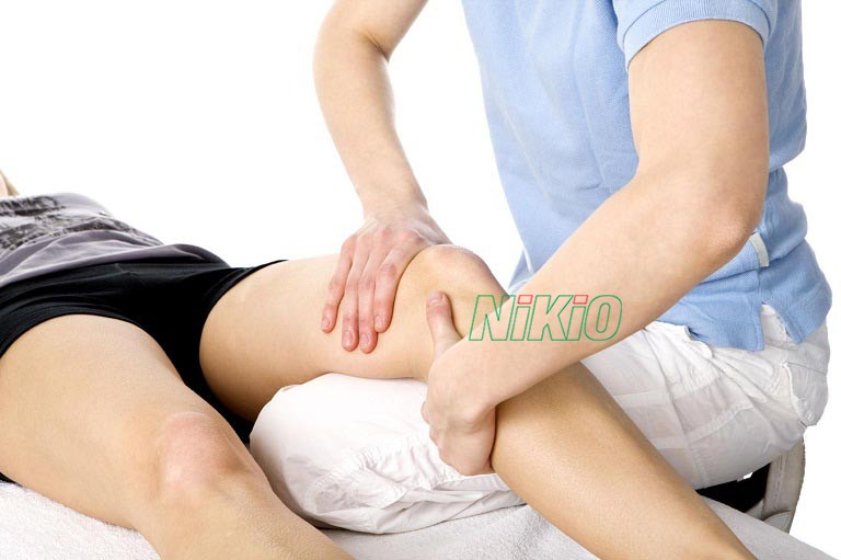 Xoa bóp đầu gối sẽ giúp giảm đau giảm sưng nhanh chóng 