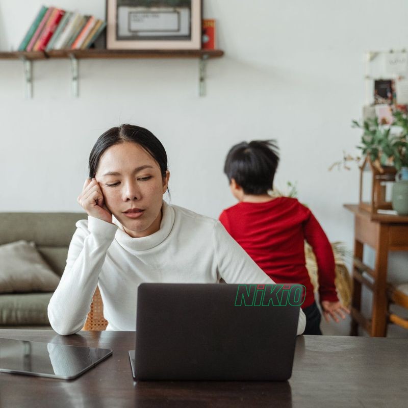 Khó tập trung là một trong những dấu hiệu cho thấy bạn cần chú ý đến việc chăm sóc sức khỏe cho bản thân