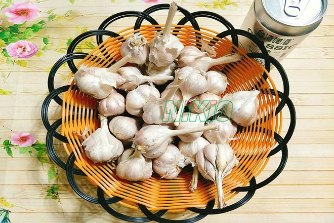 Chuẩn bị 1 lon bia và 1kg tỏi tươi đảm bảo chất lượng