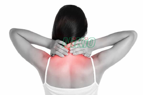 Đau mỏi vai gáy thường sẽ có triệu chứng cứng cổ và rất khó cử động